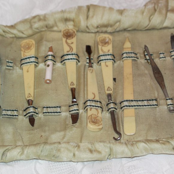 ANTIQUE ART DECO FLOWER BAKELITE VAINTY MANICURE SET in CASE  7 pieces - Picture 1 of 6